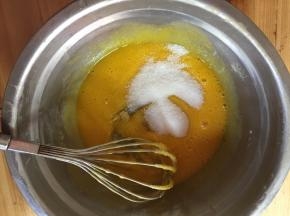 加入30g细砂糖搅拌均匀