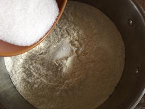 将面粉倒入盆中，细砂糖倒入盆中
