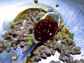 放入蚝油炒匀
