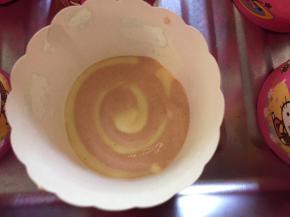 接着填入另一种颜色的面糊，将蛋糕杯填补为约1cm的高度