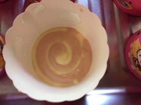 接着填入另一种颜色的面糊，将蛋糕杯填补为约1cm的高度