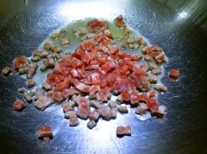 锅内放10克油烧热，放入肉丁翻炒至变色