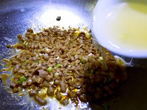 倒入淀粉水勾芡