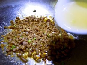 倒入淀粉水勾芡