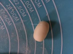 .另用一部分面团揉成小柱状作为蘑菇的蒂根部分
