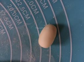.另用一部分面团揉成小柱状作为蘑菇的蒂根部分
