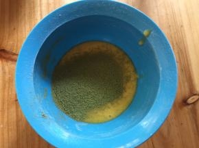 将其中两份分别过筛加入抹茶粉和红曲粉分别搅拌均匀待用