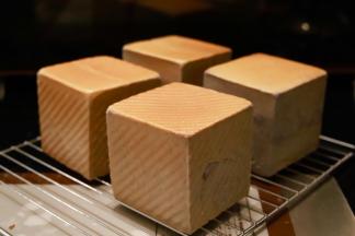 烤好的吐司轻震几下后马上脱模