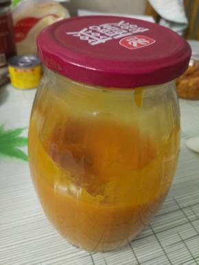 1.首先把南瓜去皮，切块，高压锅蒸熟，用料理机打成泥，放入密封玻璃罐中。然后取用140克出来，剩下的放冰箱冷藏，这样可以保存3-5天使用都不会坏哦～