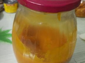1.首先把南瓜去皮，切块，高压锅蒸熟，用料理机打成泥，放入密封玻璃罐中。然后取用140克出来，剩下的放冰箱冷藏，这样可以保存3-5天使用都不会坏哦～