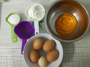 2.食材大集合。鸡蛋要洗干净，这里我用的是家养鸡生的土鸡蛋，但每一颗都是在60-65克左右。