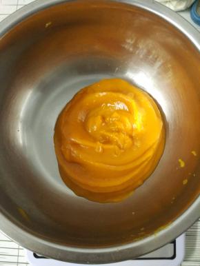 3.在无水无油的打蛋盆里称出140克南瓜泥，南瓜在打泥的时候是不用加水的，打出来的状态有点水状就是正常的哦～