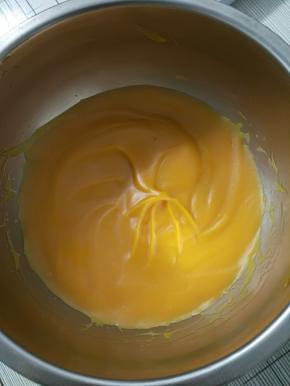 4.加入60克玉米油，用蛋抽画圈搅拌，直到南瓜泥和玉米油完全融合成乳化状态。