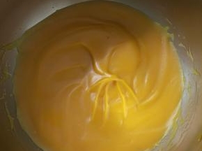 4.加入60克玉米油，用蛋抽画圈搅拌，直到南瓜泥和玉米油完全融合成乳化状态。