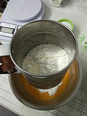 5.倒入100克低筋面粉，过筛。面粉必须要过筛的，不然有颗粒就会有面疙瘩，影响口感。（我买的这个筛网真的超好用，才五六块钱，不过非常好用，几下就把面粉筛好了）