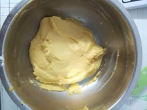 7.面粉和南瓜泥混合均匀后用刮刀稍微翻一下。