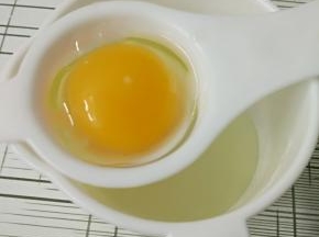 8.接下来处理鸡蛋，我用鸡蛋分离器一个个把蛋清和蛋黄分离，分离完一个，蛋黄倒入南瓜面糊中，蛋清倒入无水无油的另外一个打蛋盆中。
记住，一定要一个个分离，假如你偷懒分完一个没有把蛋清倒入盆中，打第二个鸡蛋，要是这鸡蛋坏了的话，惨了，前面一个蛋清也毁了，我就吃过这样的亏，痛心疾首啊～