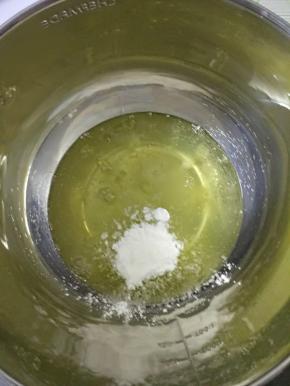 9.分完全部的5个鸡蛋，我会加入3克玉米淀粉，这样帮助蛋白打发以后的稳定性，你也可以不放哦，个人喜好！