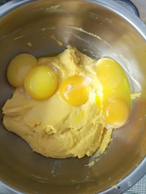 10.看，5颗蛋黄全部在了，继续用蛋抽画“Z”字形混合蛋黄和面糊。