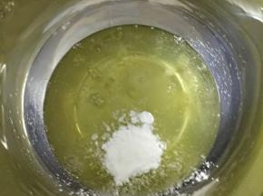 12.接下来是打蛋清。先用低速把玉米淀粉和蛋清打出鱼眼泡。
