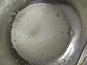 13.喏，这个就是低速打出来的鱼眼泡。我用的是上豪打蛋器，功率350W，即使低速也能很快打出鱼眼泡。蛋清的打发遵循  低速-高速-低速  原则。