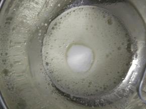 14.打出鱼眼泡后第一次加糖。60克糖不要一次性加入，而是分批加入哦～第一次加三分之一的糖量，毛估估就好了，不用称精确的。