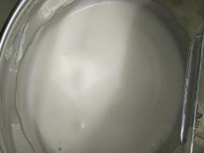 15.第一次加糖后用高速，我开3档，打出大纹路加入第二次糖。也是毛估估加剩下的三分之二糖。