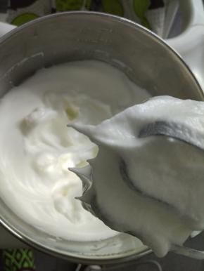 16.最后等出现细纹路，加剩下的糖。这时打蛋器调至低速，一直打，打到提起打蛋头，呈现直尖角就是所谓的硬性发泡就可以停止了。检查蛋白在打蛋头的状态，要把打蛋器插到底，然后慢慢提起，看这时候的蛋白在打蛋头的状态才是正确的哦！
这个时候重要事情就是，去把烤箱去预热了，150℃  10分钟～