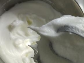16.最后等出现细纹路，加剩下的糖。这时打蛋器调至低速，一直打，打到提起打蛋头，呈现直尖角就是所谓的硬性发泡就可以停止了。检查蛋白在打蛋头的状态，要把打蛋器插到底，然后慢慢提起，看这时候的蛋白在打蛋头的状态才是正确的哦！
这个时候重要事情就是，去把烤箱去预热了，150℃  10分钟～
