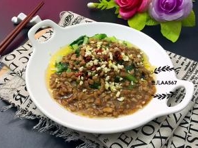 将辣椒油浇在白菜肉末上撒蒜末即可，食用时拌匀。