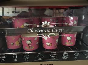 送入提前预热好的烤箱中，中层上下火，155度约半小时烘烤（时间与温度只供参考）