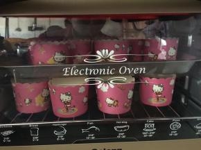 送入提前预热好的烤箱中，中层上下火，155度约半小时烘烤（时间与温度只供参考）