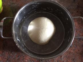 揉成软硬适中的光滑面团
