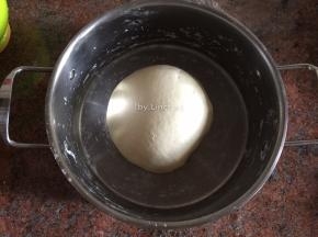 揉成软硬适中的光滑面团
