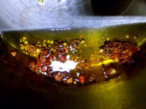 锅内放10克油烧至4成热熄火，放入干红辣椒圈