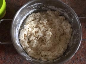 一边加入酵母温水一边搅拌，成絮状
