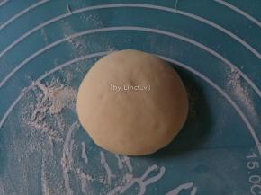 将面团揉成一个个的圆形，然后轻压成中间稍鼓的扁形成蘑菇头状
