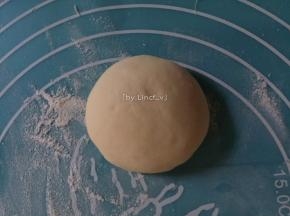 将面团揉成一个个的圆形，然后轻压成中间稍鼓的扁形成蘑菇头状
