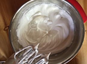 蛋清用电动打蛋器打至粗泡，分3次加入60g细砂糖打发至有直立小尖的蛋白糊