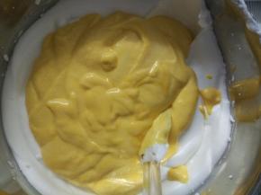 18.混合好后，把蛋黄糊倒入蛋白霜盆中，同样用切拌和翻拌的手法混合。不能画圈！不能画圈！不能画圈！翻拌手法不对很容易完成消泡，烤出来的蛋糕就会塌陷，凹底等各种问题接踵而来哦！