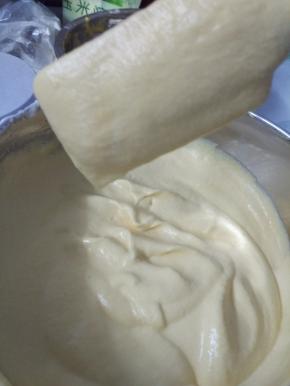 19.混合好后的蛋糕体，提起刮刀呈现三角形，很Q弹的感觉！