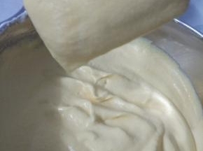 19.混合好后的蛋糕体，提起刮刀呈现三角形，很Q弹的感觉！