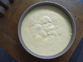 20.把蛋糕糊倒入模具，打蛋盆离模具大约20cm距离高，慢慢倒入，这时蛋糕糊里裹入的大气泡也会随之消失哦～
全部倒完以后轻轻左右甩一下模具，然后震几下，除掉表面大气泡～
放入预热好的烤箱，150℃ 60分钟～烤箱中下层，我的烤箱是38L，只有4层，所以我放在倒数第二层位置～