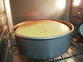 21.这个图片是蛋糕在烤箱大约50分钟以后的样子。你可以观察颜色，状态～有一点轻微的开裂，也没有关系的。