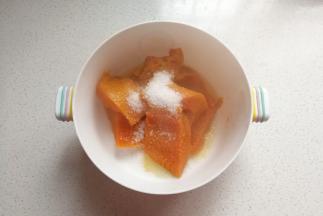 南瓜蒸熟后趁热加入白糖捣成泥