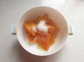 南瓜蒸熟后趁热加入白糖捣成泥