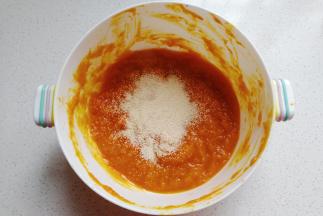 南瓜泥放至温热时加入酵母拌均匀