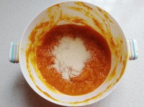 南瓜泥放至温热时加入酵母拌均匀
