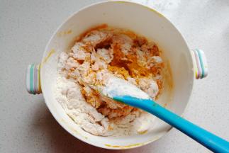 加入面粉拌成棉絮状