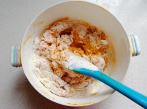 加入面粉拌成棉絮状